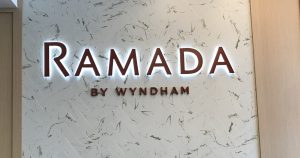 Letras corpóreas iluminadas para Ramada 